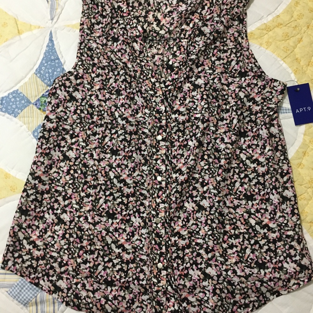 Kohl's Black and White Sleeveless Button Down Blouse